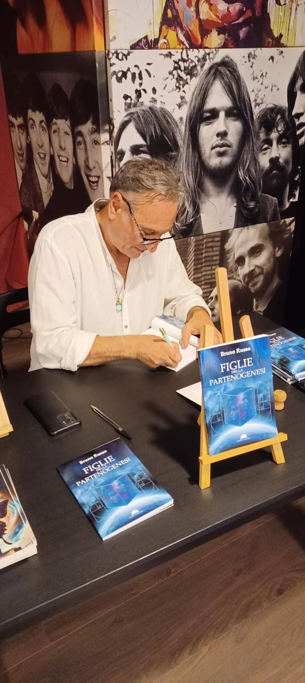 Bruno Russo firma una copia di Figlie della Partenogenesi